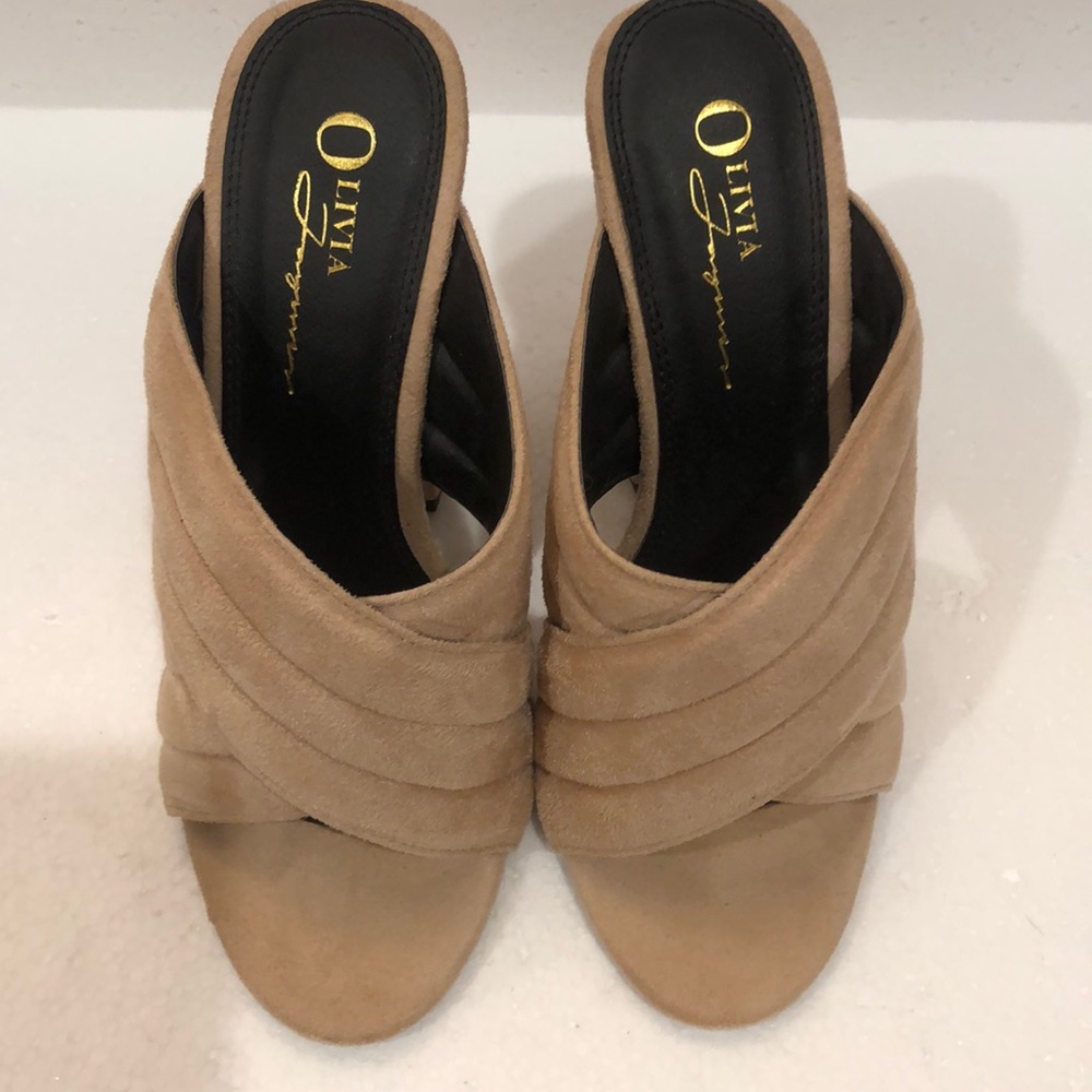 Beautiful Tan Suede 4 1/2” Heels! These are in Excellent Used Condition! Size 7